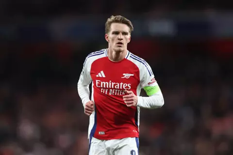 أوديجارد يقترب من المشاركة مع أرسنال ضد مانشستر سيتي